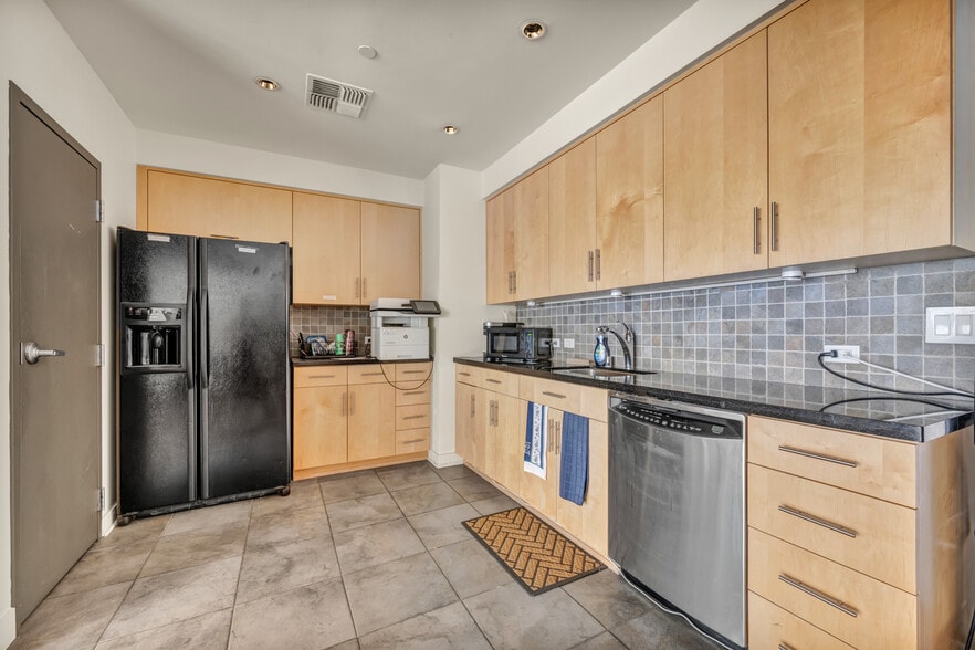 More Photos Of 155 W 2nd St, Reno Storefront Retail Office For Lease