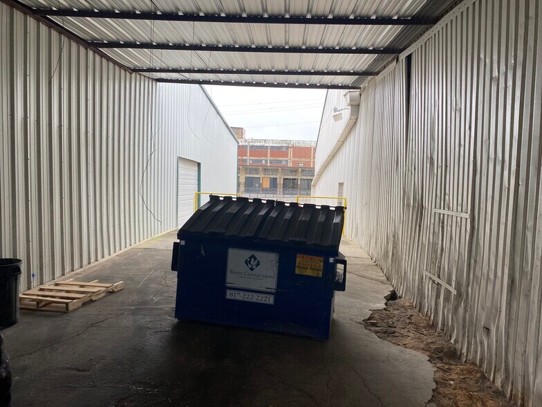 More Photos Of 400 E Vickery Blvd, Fort Worth Warehouse For Lease