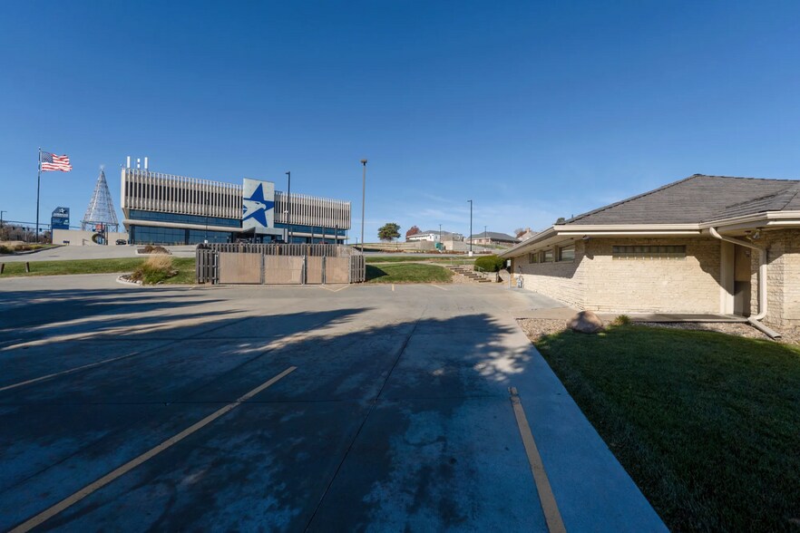 More Photos Of 8900 W Dodge Rd, Omaha Medical For Lease