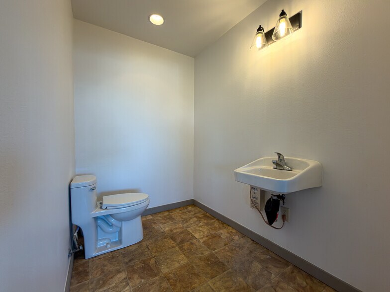 More Photos Of 125 Baltimore Ave SE, Bandon General Retail For Sale