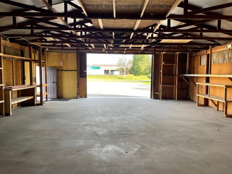 More Photos Of 3911 S Rochester Rd, Rochester Hills Storefront For Lease