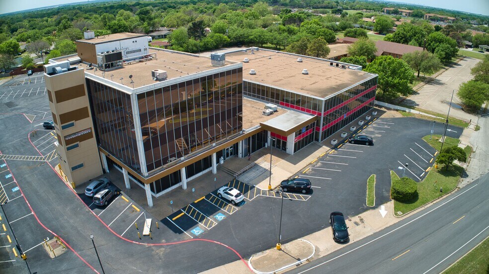 More Photos Of 2520 W Irving Blvd, Irving Office For Lease