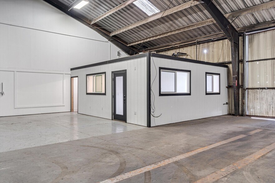 More Photos Of 141 Helman Ln, Cotati Warehouse For Lease