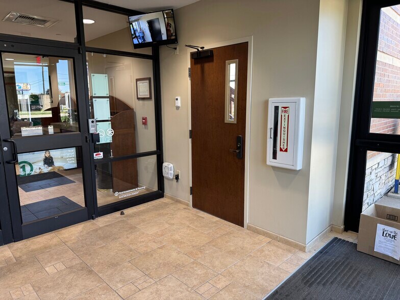 More Photos Of 109 Veterans Pky, Yorkville Office For Lease