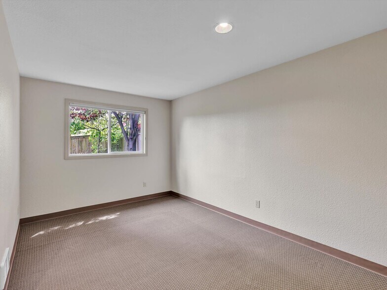 More Photos Of 7522 221st Pl SW, Edmonds Office For Sale
