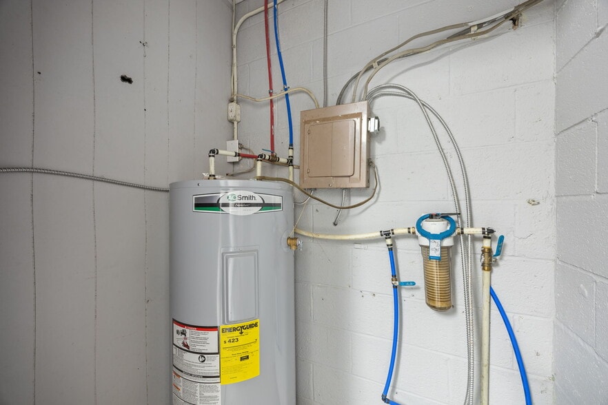 More Photos Of 215 Burlington Ave, Gibsonville Flex For Sale