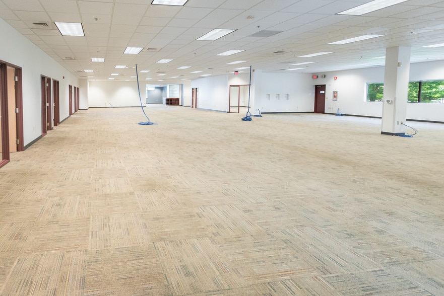 More Photos Of 1505 Westec Dr, Eugene Flex For Lease