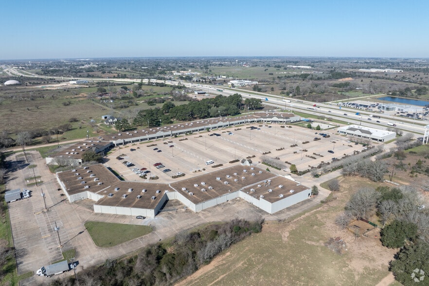 More Photos Of 3701 Outlet Center Dr, Sealy Unknown For Lease