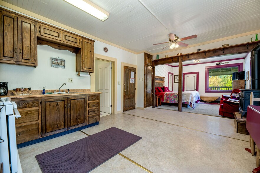 More Photos Of 15432 Washington Rd, Washington Storefront Retail Residential For Sale