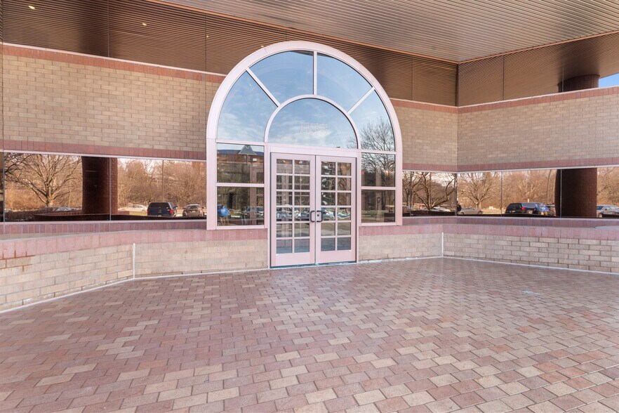 More Photos Of 555 W Crosstown Pky, Kalamazoo Office For Lease