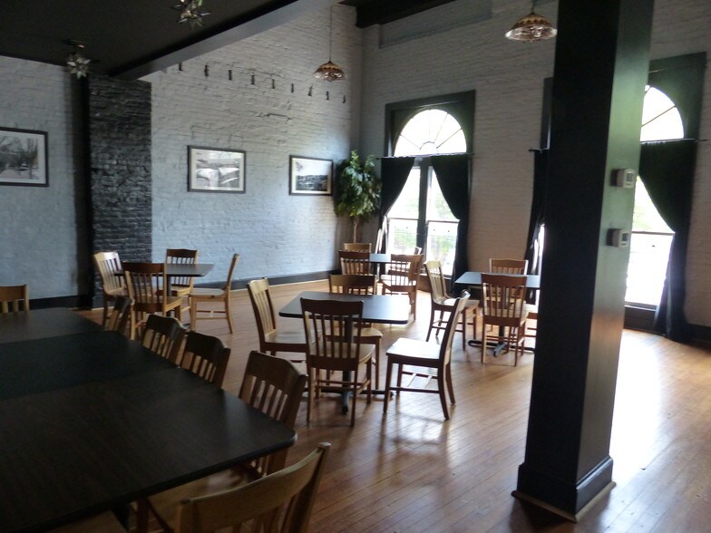 More Photos Of 19-25 W Johnson St, Staunton Storefront Retail Office For Sale