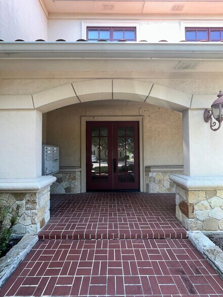 More Photos Of 6628 Bryant Irvin Rd, Fort Worth Office For Sale