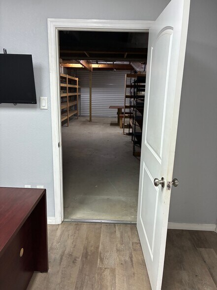 More Photos Of 1092-1086 NE Industrial Blvd, Jensen Beach Light Manufacturing For Lease