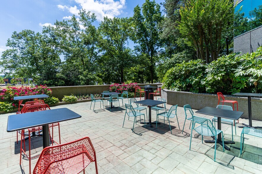 More Photos Of 1200 Ashwood Pky, Atlanta Office For Sale
