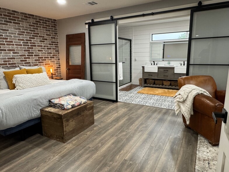 More Photos Of 112 N Avenue A, Humble Light Distribution For Sale