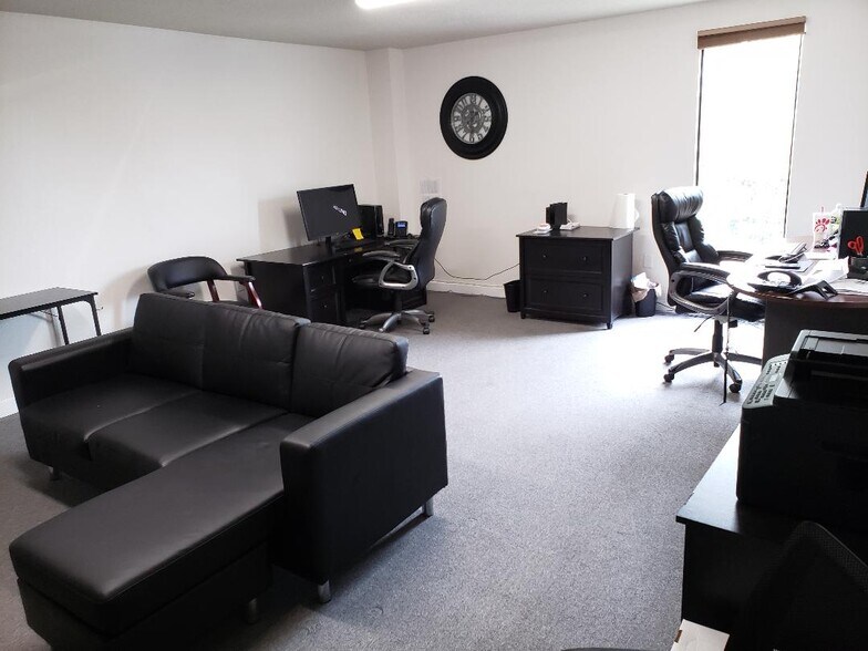More Photos Of 7910 N Tamiami Trl, Sarasota Office For Lease