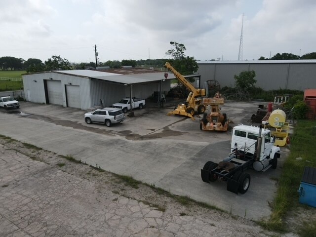 More Photos Of 726 Highland Park Dr, Clute Warehouse For Lease