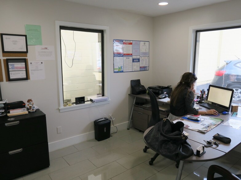 More Photos Of 5638 Star Ln, Houston Auto Dealership For Lease