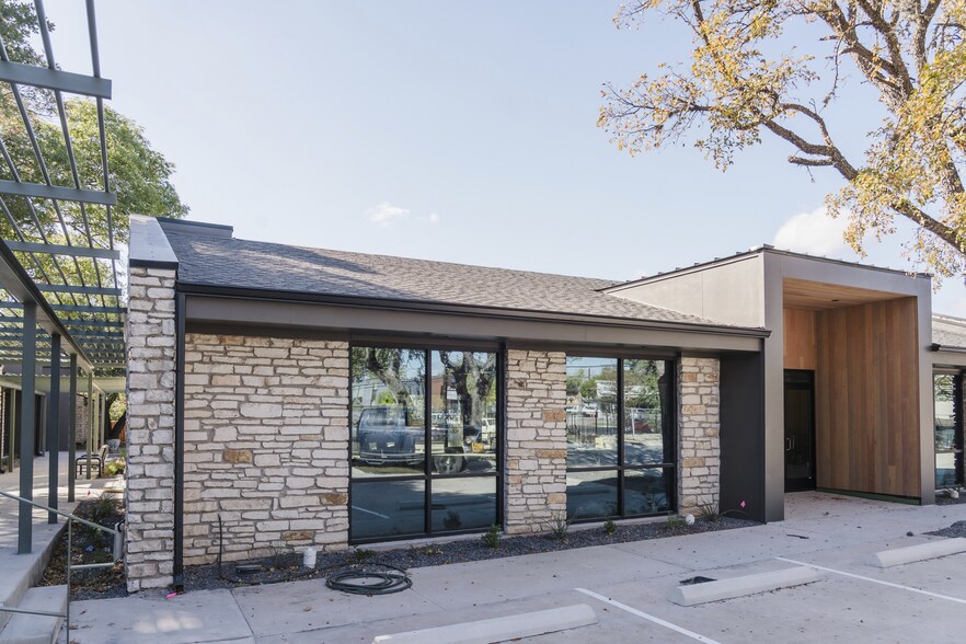 More Photos Of 4701 W Gate Blvd, Austin Unknown For Lease