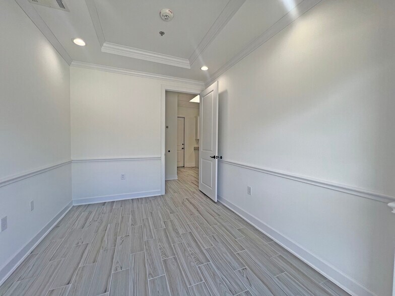 More Photos Of 132 Cane Island Pky, Katy Light Distribution For Lease