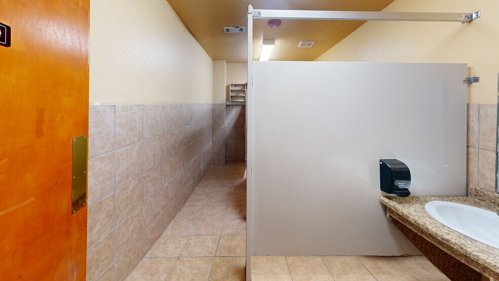 More Photos Of 1604 W Acorn Dr, Rogers Industrial For Lease