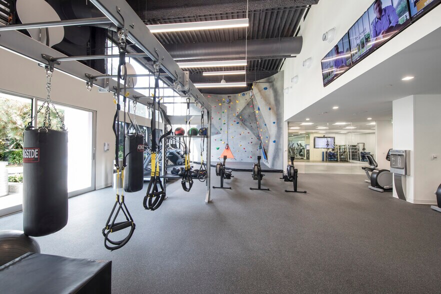 More Photos Of 6300 Wilshire Blvd, Los Angeles Office For Sale