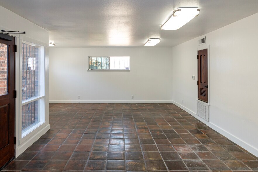 More Photos Of 307-311 Lombrano St, San Antonio Warehouse For Sale