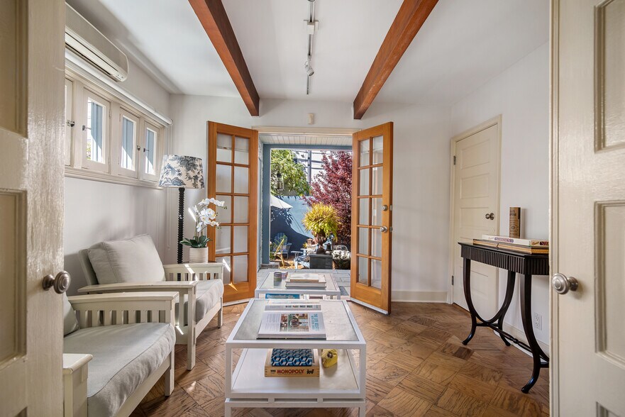 More Photos Of 1117 Abbot Kinney Blvd, Venice Loft Creative Space For Lease