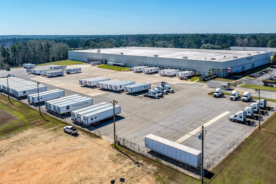 More Photos Of 121 Plantation Oaks Dr, Thomasville Distribution For Sale