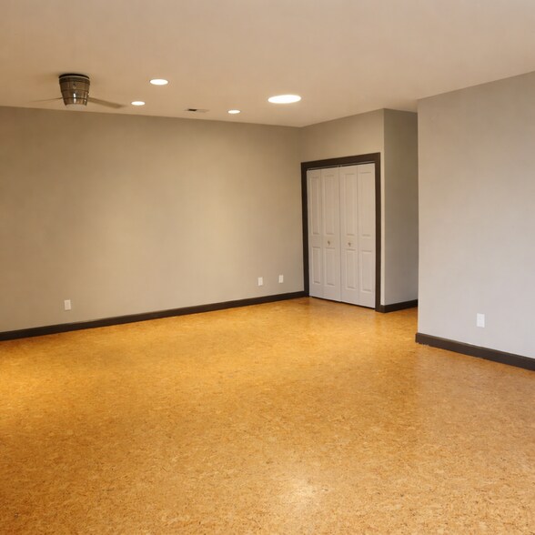 More Photos Of 935 Boyson Ct, Hiawatha Flex For Lease