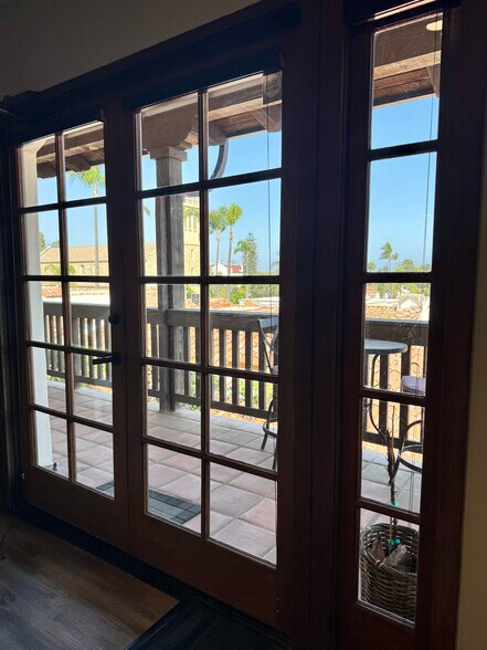 More Photos Of 1525 State St, Santa Barbara Serviced Offices For Sale