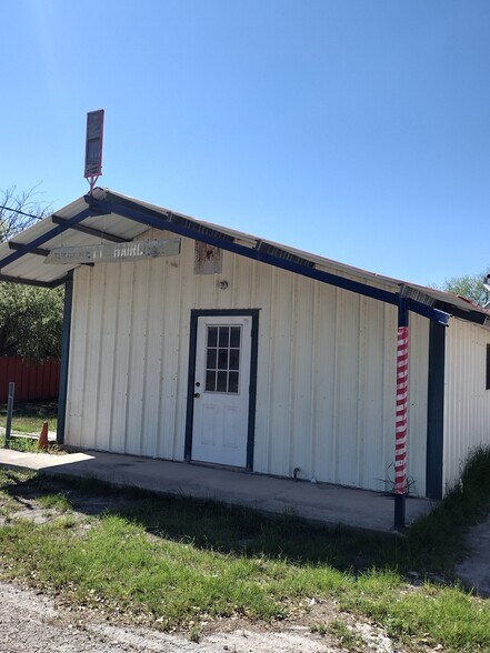 More Photos Of 100 Military hwy, Brackettville Service Station For Sale