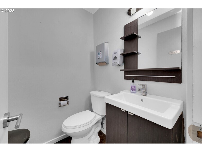 More Photos Of 1413 Charnelton St, Eugene Office For Sale