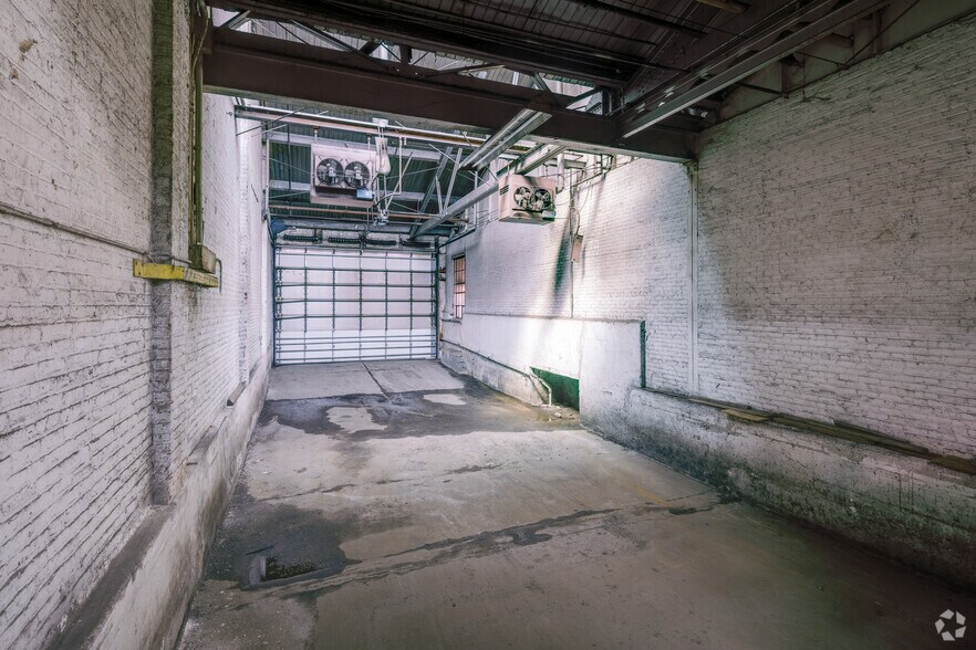 More Photos Of 5851 W Dickens Ave, Chicago Manufacturing For Lease