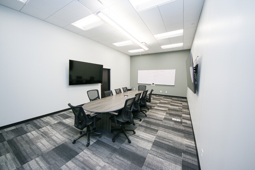 More Photos Of 7707 National Tpke, Louisville Light Distribution For Lease