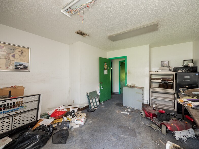 More Photos Of 8212 Georgian Dr, Austin Office For Sale