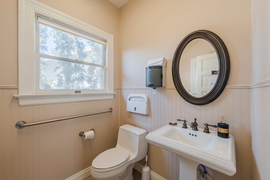 More Photos Of 146 E Walnut Ave, Monrovia Medical For Sale