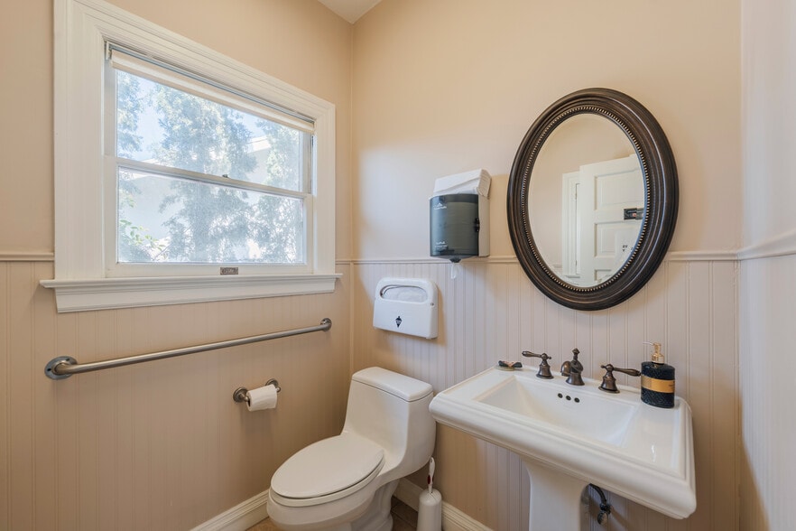 More Photos Of 146 E Walnut Ave, Monrovia Medical For Sale
