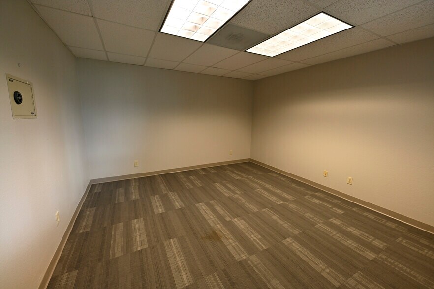 More Photos Of 116 Kestrel Dr, Spring Branch Loft Creative Space For Sale