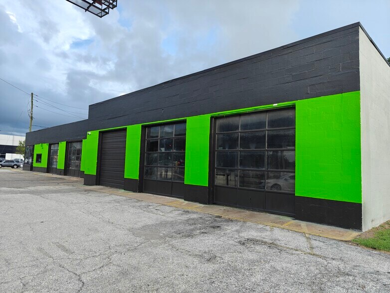 More Photos Of 18300 US Highway 19 N, Clearwater Auto Repair For Lease
