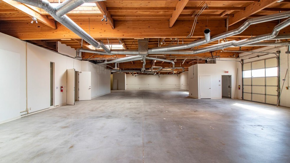 More Photos Of 1658 10th St, Santa Monica Flex For Lease