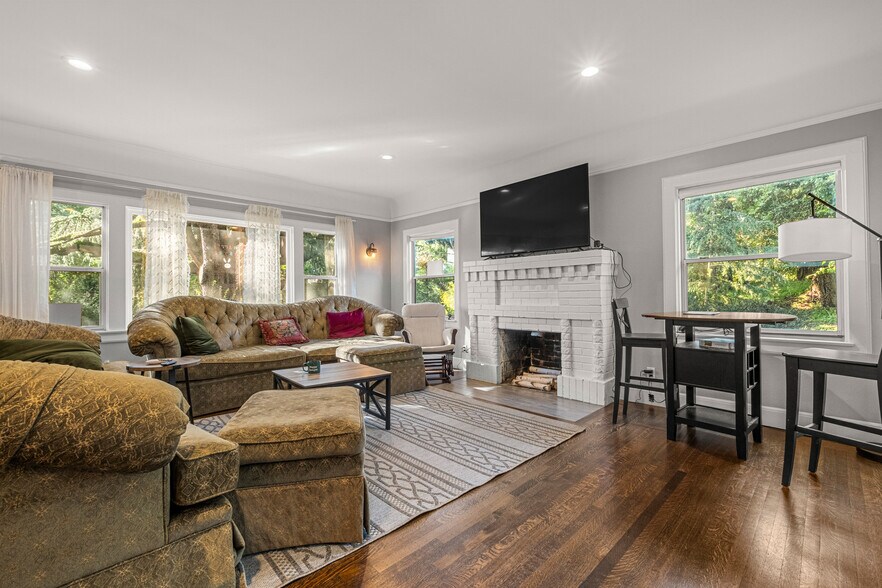 More Photos Of 320 Taylor Rd, Newcastle Specialty For Sale