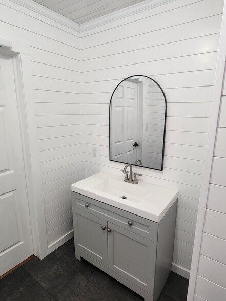 More Photos Of 109 Few St, Greer Office For Lease