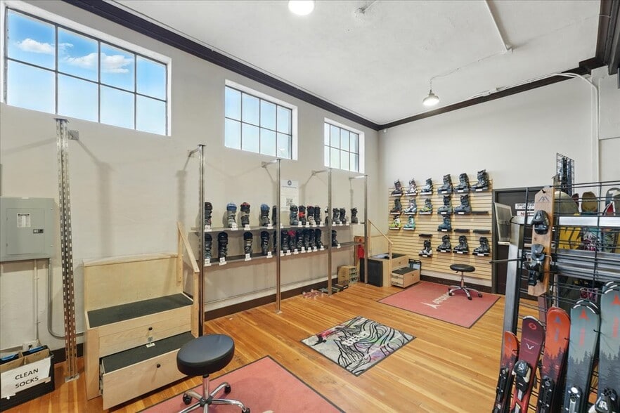 More Photos Of 2975 NE Sandy Blvd, Portland Storefront For Sale