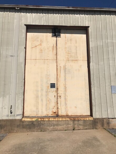 More Photos Of 66 W Colorado Ave, Memphis Warehouse For Lease