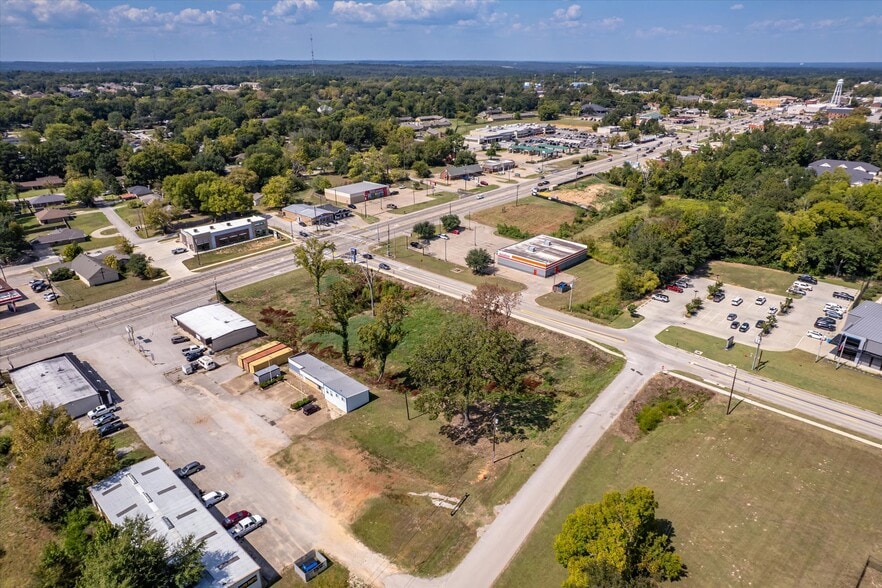 More Photos Of 906 S Main St, Lindale Light Distribution For Sale