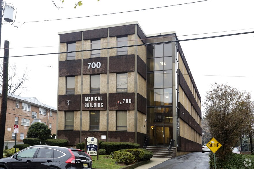 Primary Photo Of 700 N Broad St, Elizabeth Medical For Sale