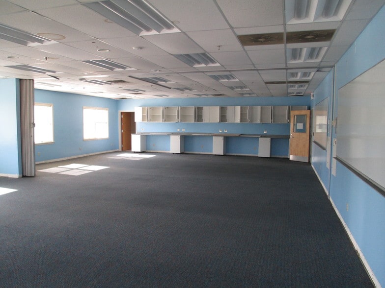 More Photos Of 23 McIntosh Ave, Dover Office For Lease