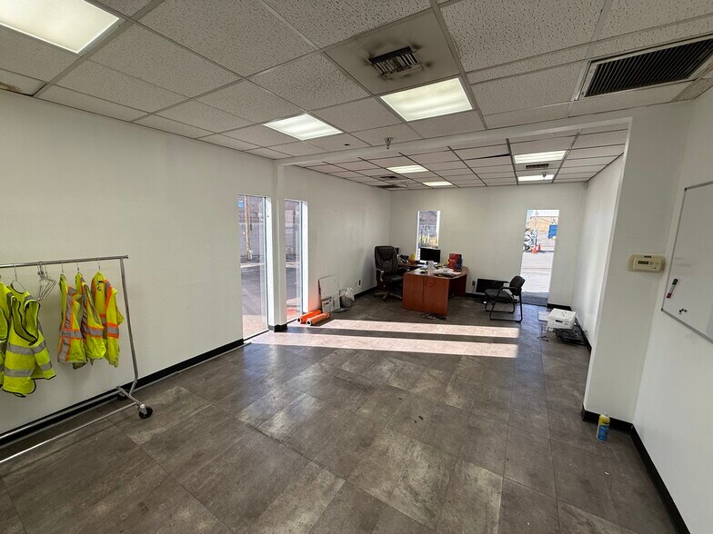 More Photos Of 1048 W Maricopa Fwy, Phoenix Warehouse For Lease