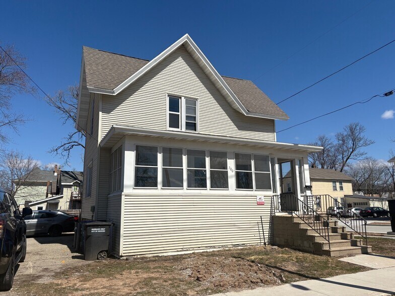 More Photos Of 708 W Lincoln Ave, Oshkosh Apartments For Sale